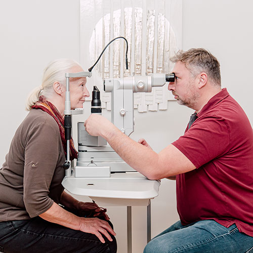Augenärztliche Untersuchung an der Spaltlampe