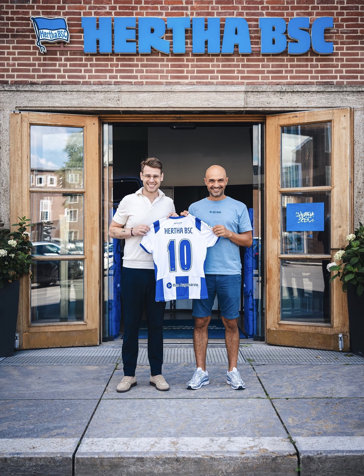 Ihre Augenärzte und Hertha BSC mit dem gemeinsamen Partnertrikot vor dem Fanshop