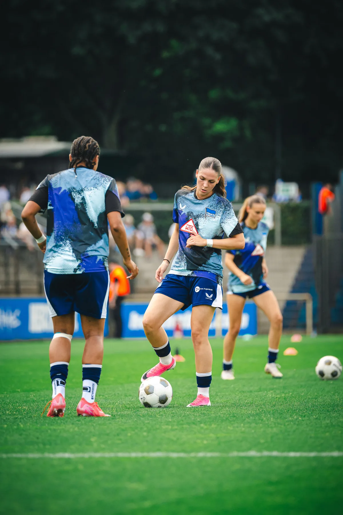 Spielerinnen der Hertha BSC Frauen beim Aufwärmen mit Ball