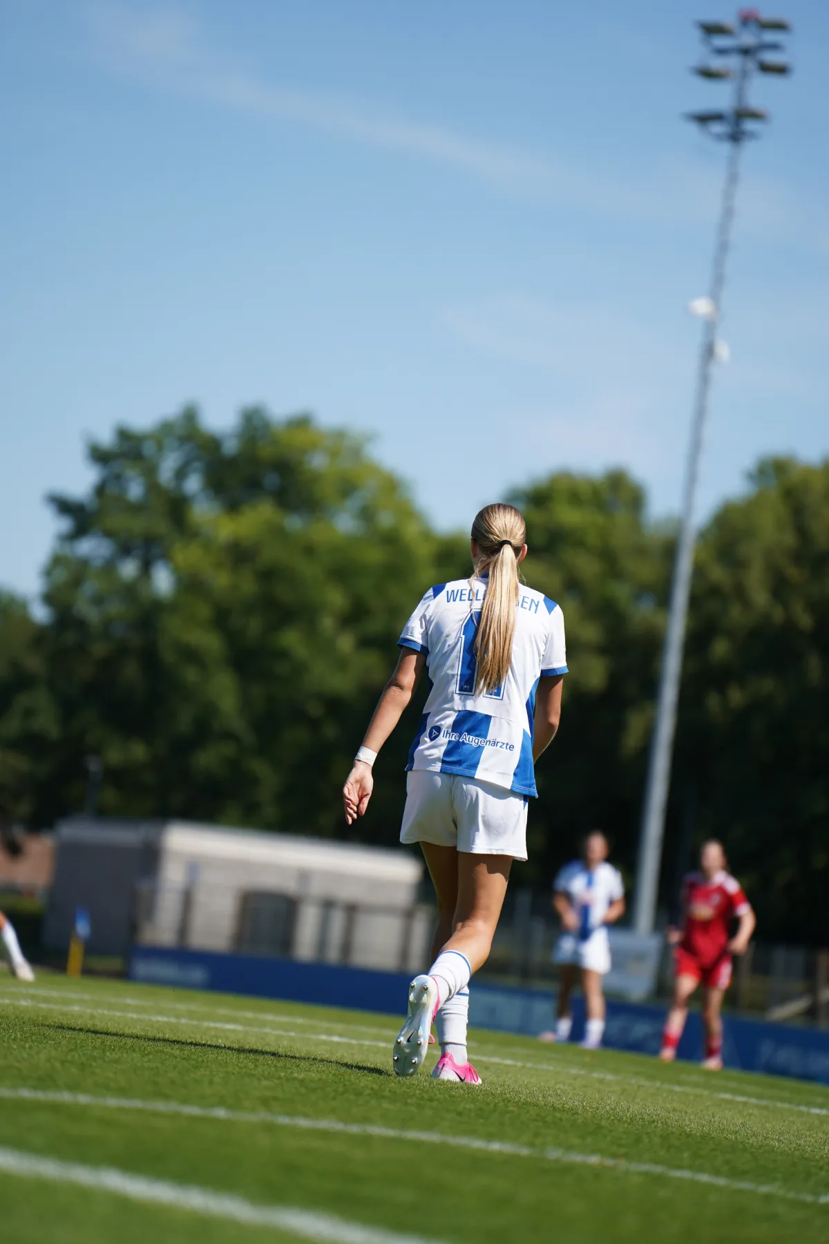 Hertha-Spielerin im Trikot mit dem Logo von Ihre Augenärzte auf dem Spielfeld