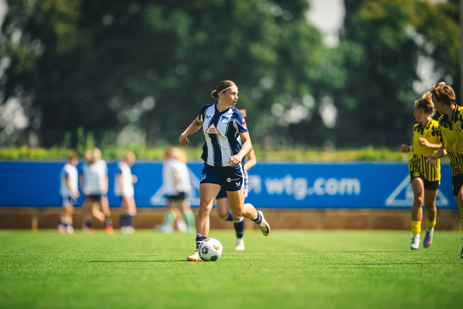 Spielerin der Hertha BSC Frauen führt den Ball in einer Spielsituation