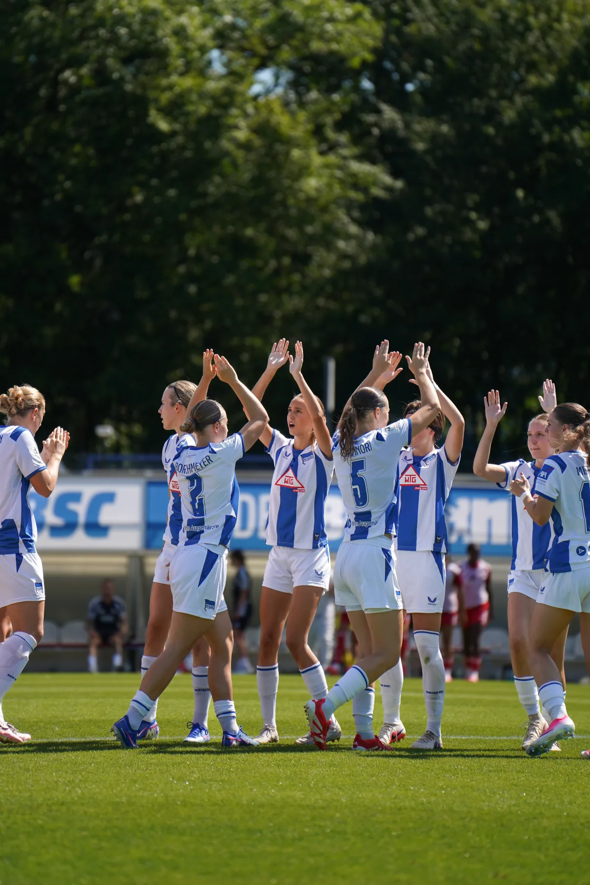 Spielerinnen der Hertha BSC Frauen klatschen sich gemeinsam ab