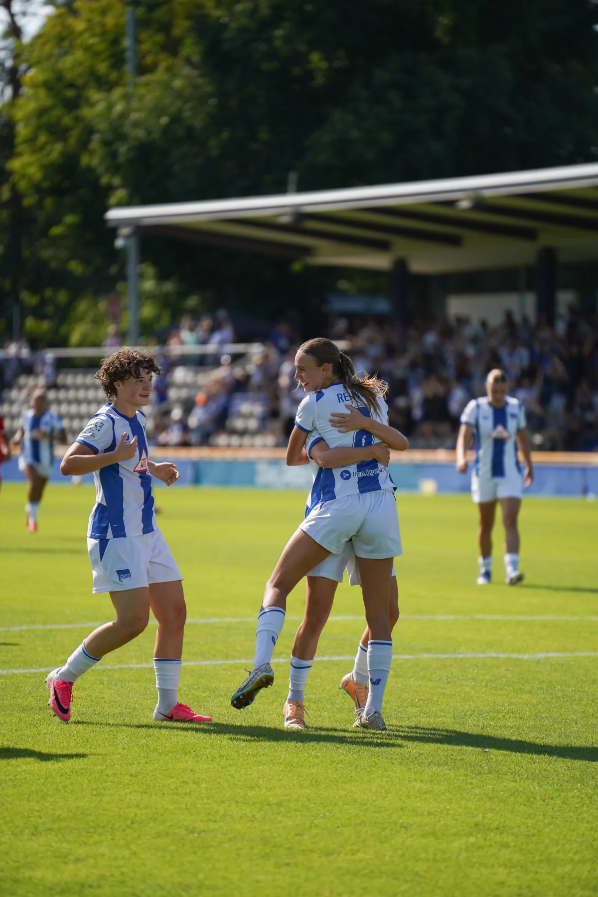 Spielerinnen der Hertha BSC Frauen umarmen sich nach einem Tor