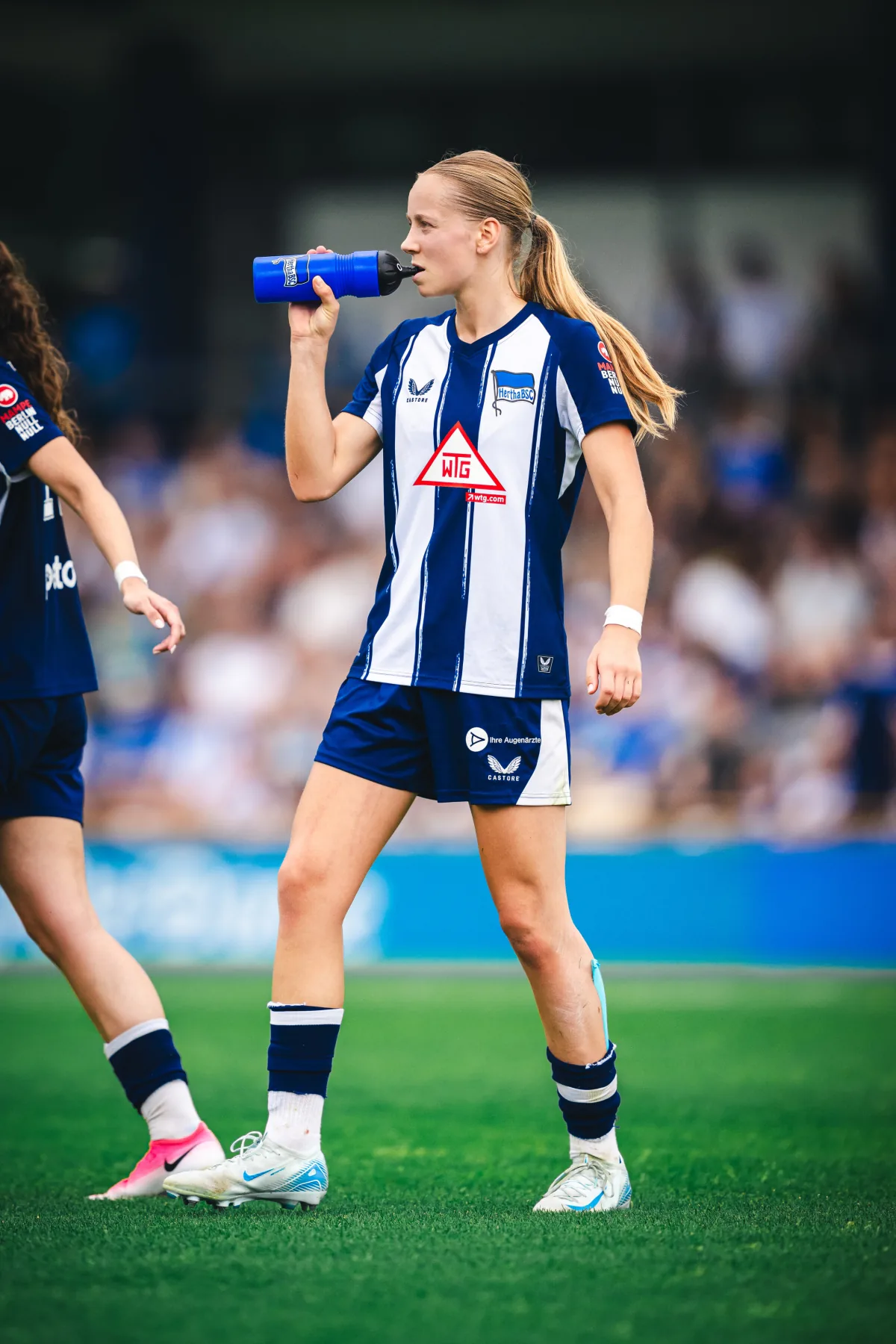 Spielerin der Hertha BSC Frauen während einer Trinkpause